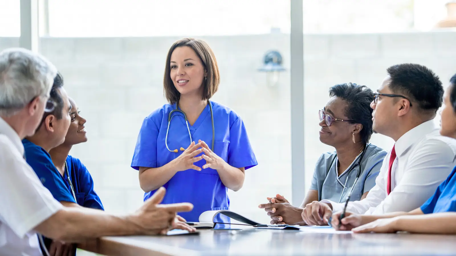 anesthesiologist woman explaining