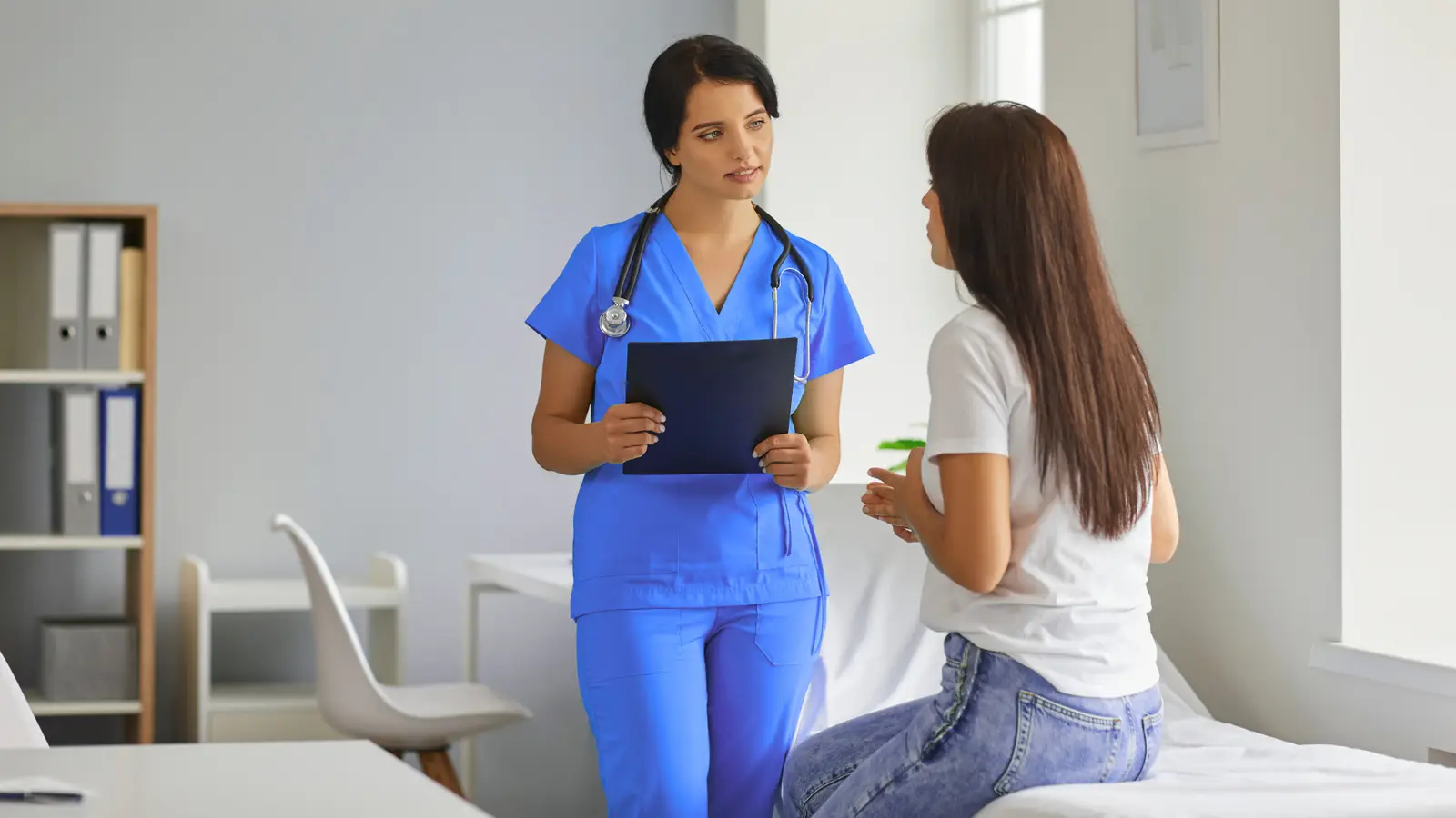 anesthesiologist speaking with a patient